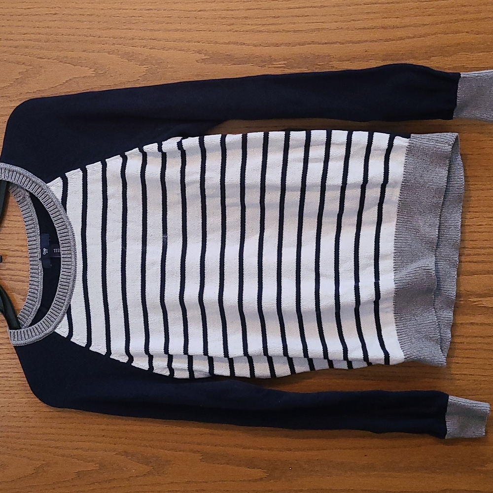 Gap sweater